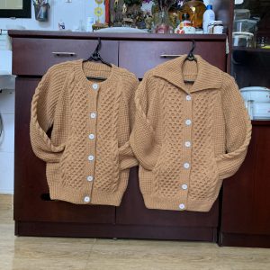 Áo đan tay màu vàng đồng