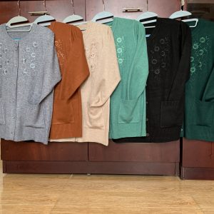 Áo len dệt cổ tròn thêu hoa