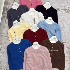 Áo len cổ tròn cài nút