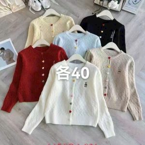 Áo len cổ tròn nút màu